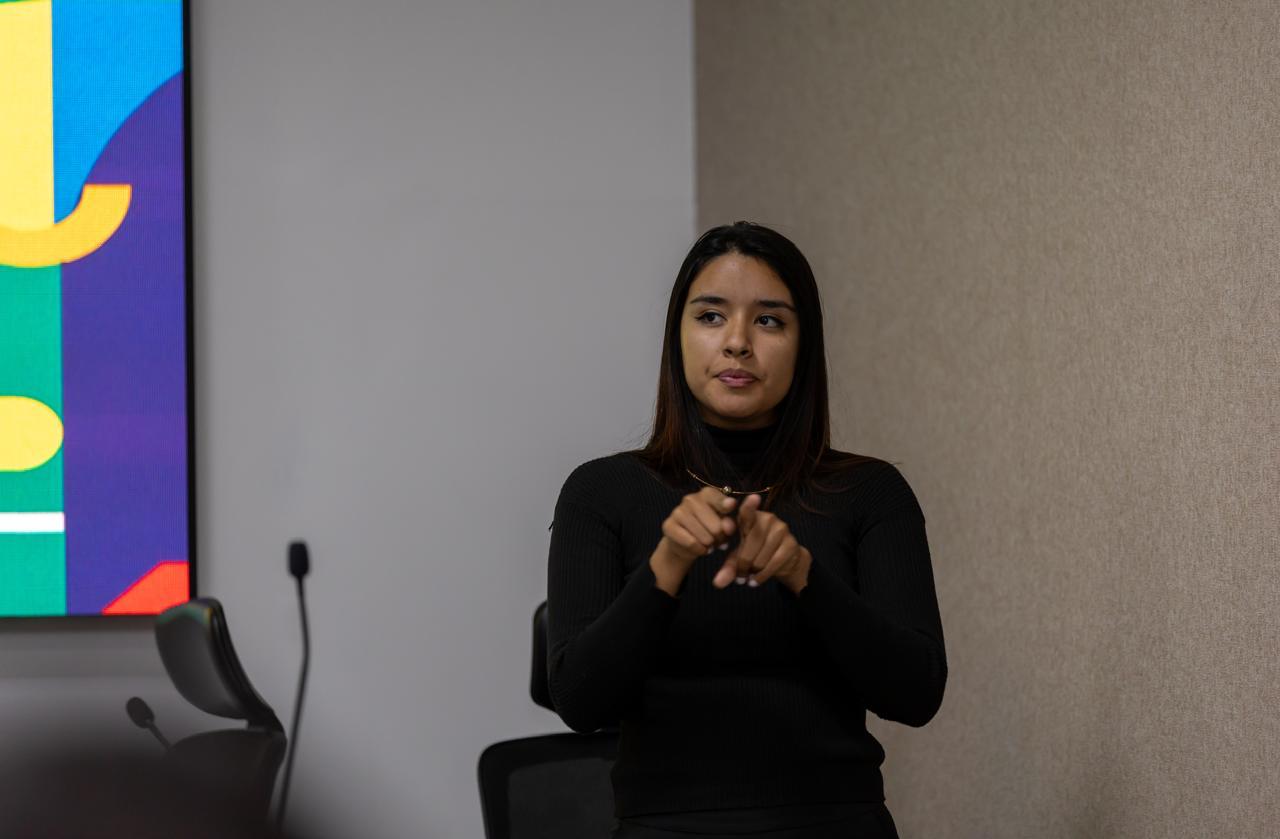 Convenção corporativa com intérprete de Libras Click Libras realizando tradução simultânea