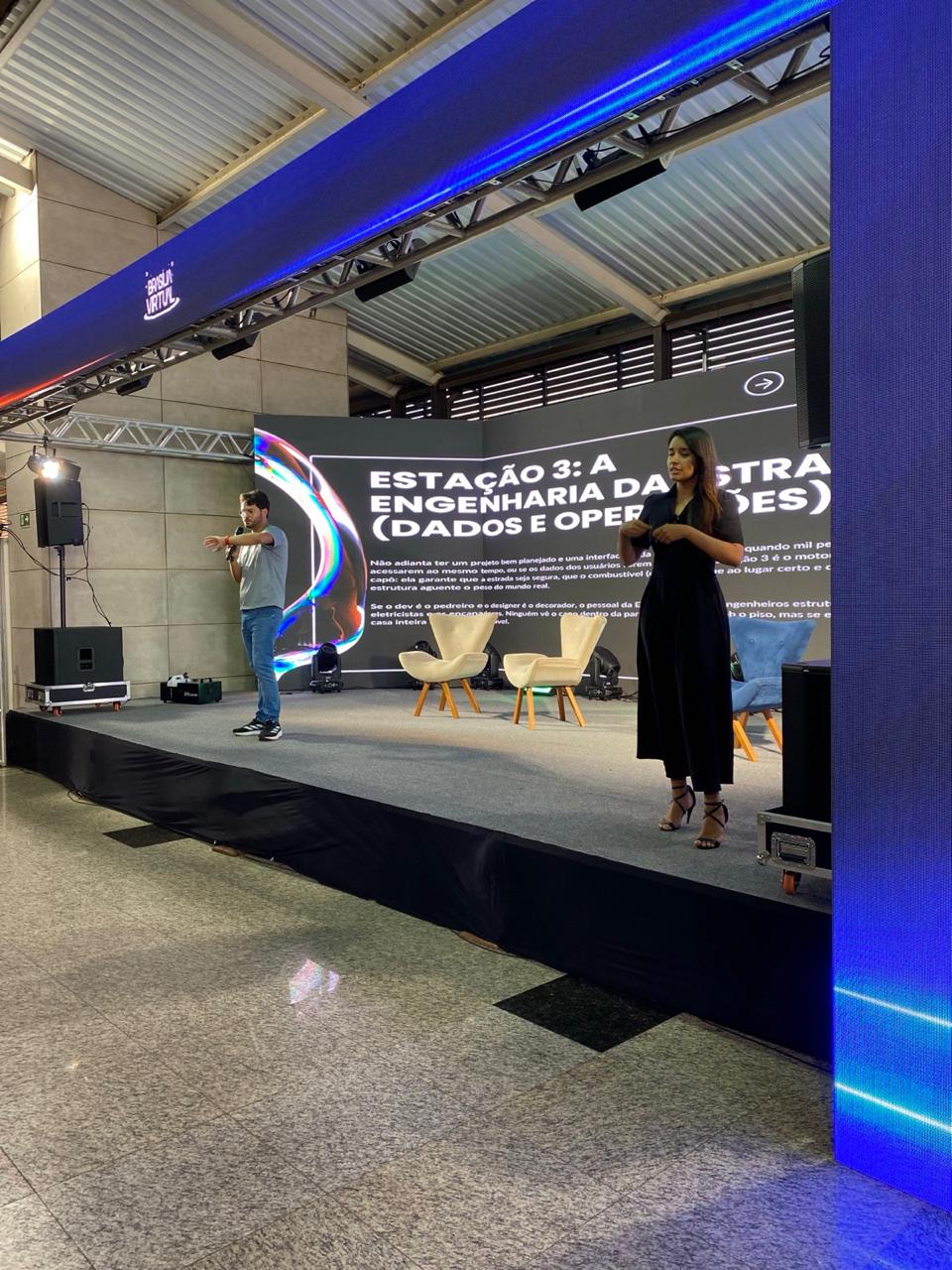 Peça de teatro musical com intérprete de Libras posicionado no canto do palco
