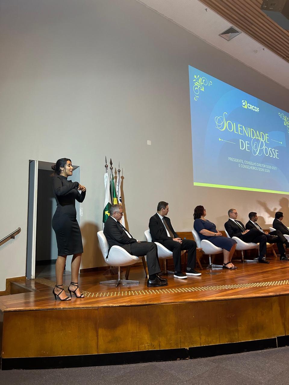 Professora e alunos em sala de aula acadêmica com acessibilidade em Libras da Click Libras
